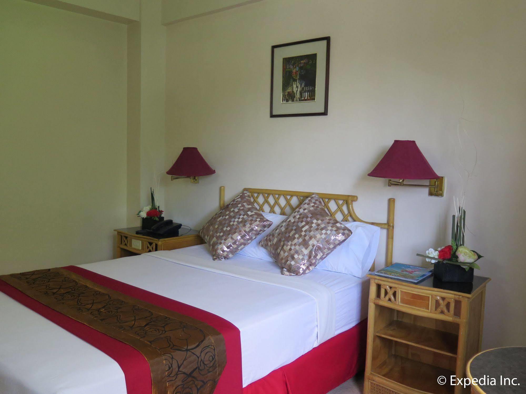 Oyo 414 Humberto'S Hotel Davao City Kültér fotó